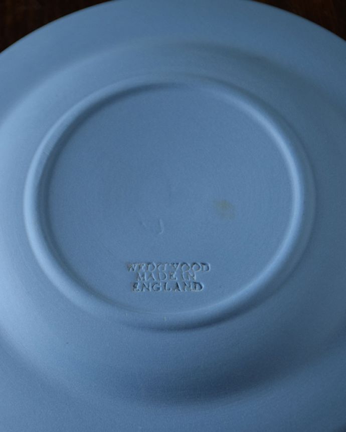 アンティーク 陶磁器の雑貨　アンティーク雑貨　ウェッジウッド　裏側には品質の証ひっくり返して見ると、ウェッジウッドのマークを見つけることが出来ます。(x-956-z)