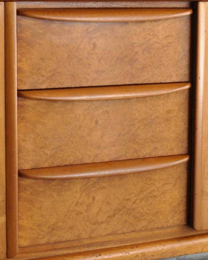 サイドボード　アンティーク家具　マッキントッシュ社のヴィンテージ家具、北欧テイストのシンプルなサイドボード。シンプルかつ使いやすい取っ手です。(x-957-f)