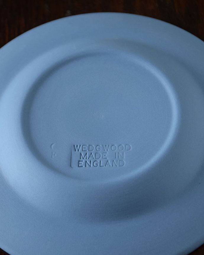 アンティーク 陶磁器の雑貨　アンティーク雑貨　ウェッジウッド　裏側には品質の証ひっくり返して見ると、ウェッジウッドのマークを見つけることが出来ます。(x-957-z)