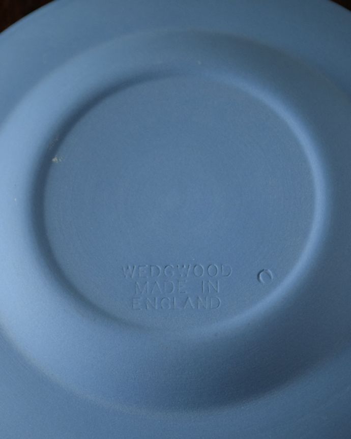アンティーク 陶磁器の雑貨　アンティーク雑貨　ウェッジウッド　裏側には品質の証ひっくり返して見ると、ウェッジウッドのマークを見つけることが出来ます。(x-958-z)