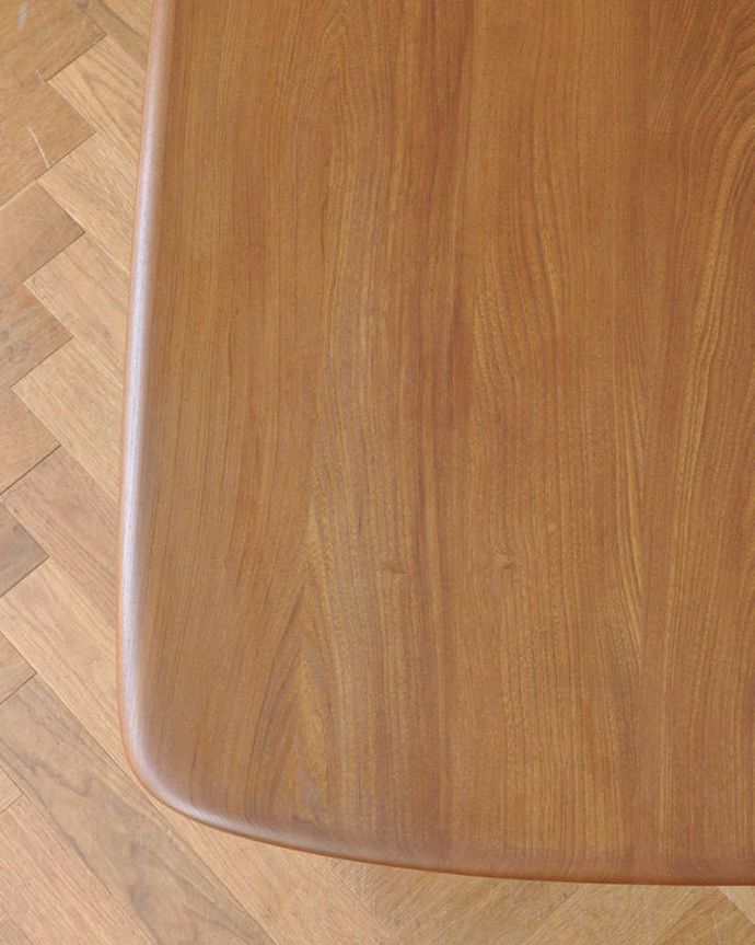 アーコールの家具　アンティーク家具　北欧デザインの王道　アンティークアーコールテーブル。近づいて見てみると、天板はこんな感じです。(x-961-f)