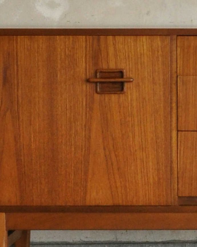 サイドボード　アンティーク家具　収納たっぷりのヴィンテージ家具、北欧系インテリアにピッタリなネイサンのサイドボード。ポイントになる取っ手のデザインがオシャレ！さすがデザイナーズ家具ですね。(x-962-f)