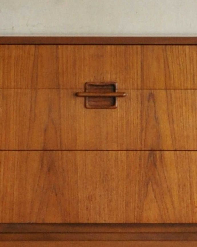 サイドボード　アンティーク家具　収納たっぷりのヴィンテージ家具、北欧系インテリアにピッタリなネイサンのサイドボード。引き出しと扉の取っ手はお揃いのデザインになっています。(x-962-f)