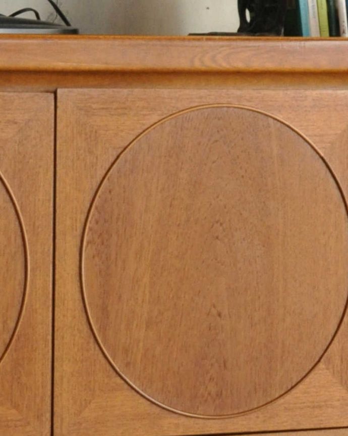 サイドボード　アンティーク家具　北欧インテリア、Nathan（ネイサン）社のキレイなヴィンテージサイドボード。並んだ３つの丸い模様。(x-963-f)