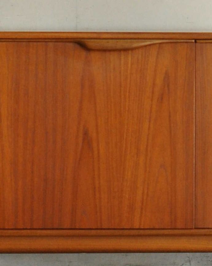 サイドボード　アンティーク家具　憧れていた北欧スタイルのインテリア、マッキントッシュのヴィンテージサイドボード。扉の木目があたたかさを演出クールなデザインなのに、なんだかほっとするあたたかさ。(x-964-f)