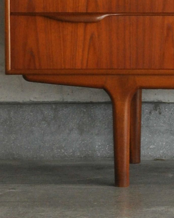 サイドボード　アンティーク家具　憧れていた北欧スタイルのインテリア、マッキントッシュのヴィンテージサイドボード。スッキリとした脚の裏には…Handleの家具の脚裏にはフェルトキーパーをお付けしています。(x-964-f)