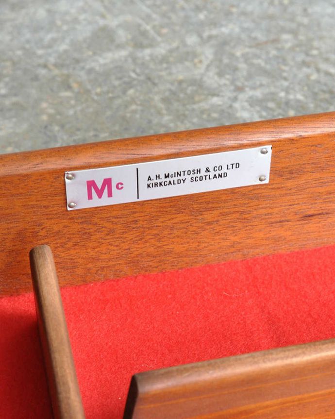 サイドボード　アンティーク家具　憧れていた北欧スタイルのインテリア、マッキントッシュのヴィンテージサイドボード。引き出しの中に本物の証、「マッキントッシュ」のロゴステッカーがついていました。(x-964-f)