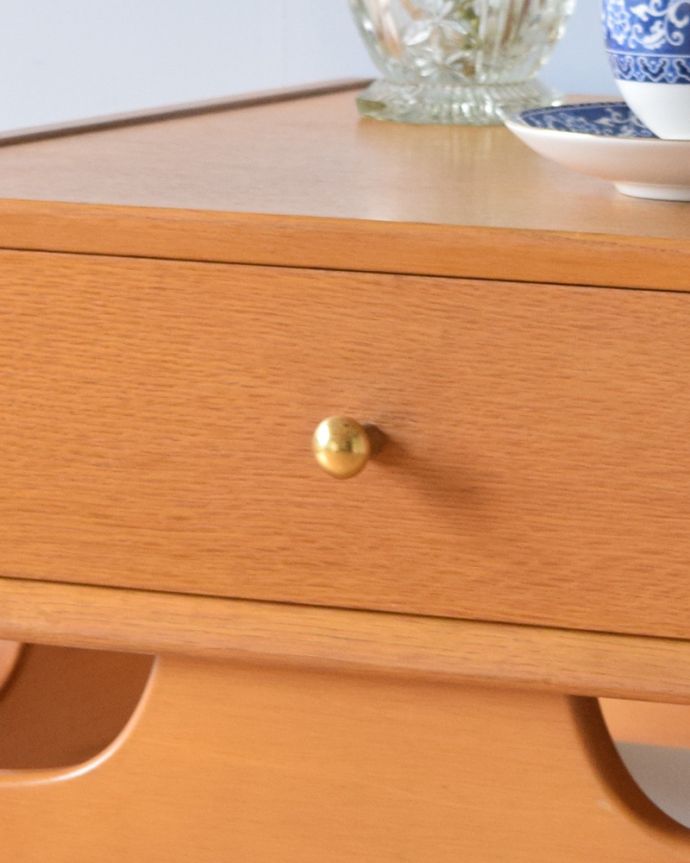 G-PLAN(Gプラン)　アンティーク家具　カッコイイG-PLAN、どこでも使えるコンパクトな北欧スタイルのサイドテーブル。引き出しの取っ手です。(x-966-f)