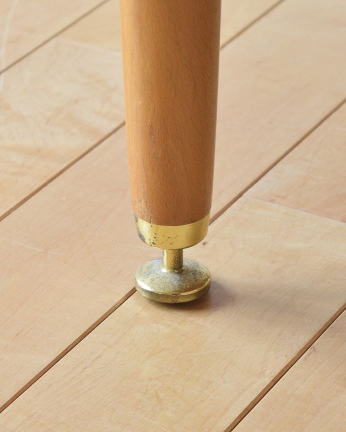 G-PLAN(Gプラン)　アンティーク家具　カッコイイG-PLAN、どこでも使えるコンパクトな北欧スタイルのサイドテーブル。まっすぐ伸びた脚です。(x-966-f)