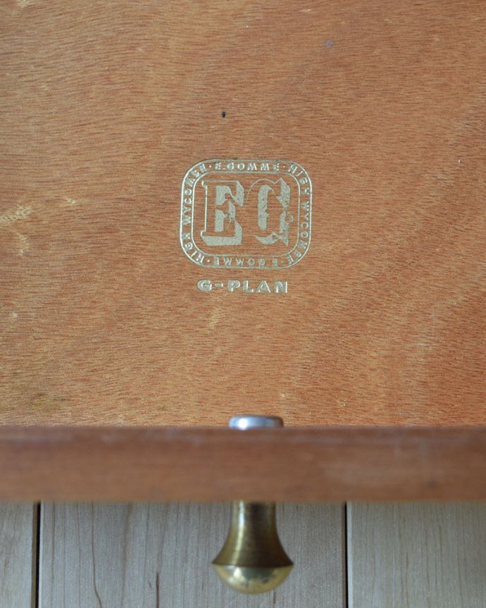 G-PLAN(Gプラン)　アンティーク家具　カッコイイG-PLAN、どこでも使えるコンパクトな北欧スタイルのサイドテーブル。。(x-966-f)