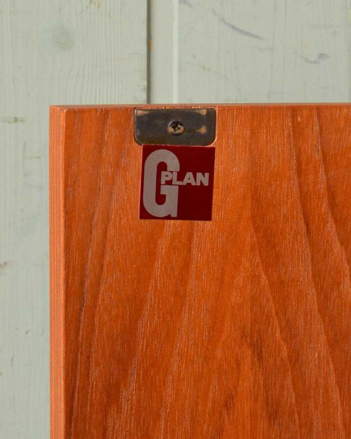 G-PLAN(Gプラン)　アンティーク家具　コーナーをオシャレに活用、G-planのフレスコのコーナーキャビネット。G-PLANのロゴが残っていました。(x-967-f)