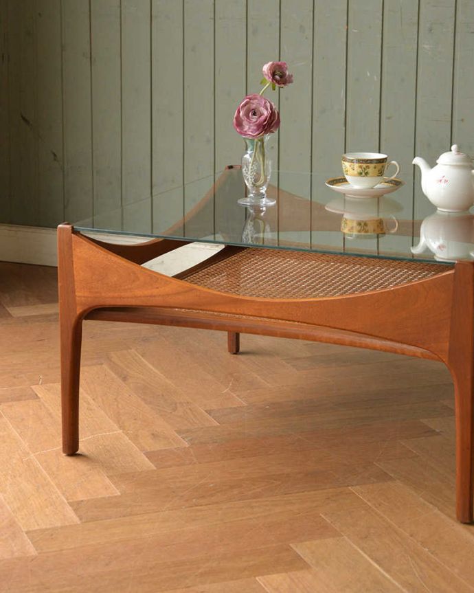アンティークのテーブル　アンティーク家具　モダンなデザインのヴィンテージ家具、籐編みが付いたガラス天板のコーヒーテーブル。クールなデザインがカッコいい！ガラス板が乗っているシンプルなデザイン。(x-969-f)