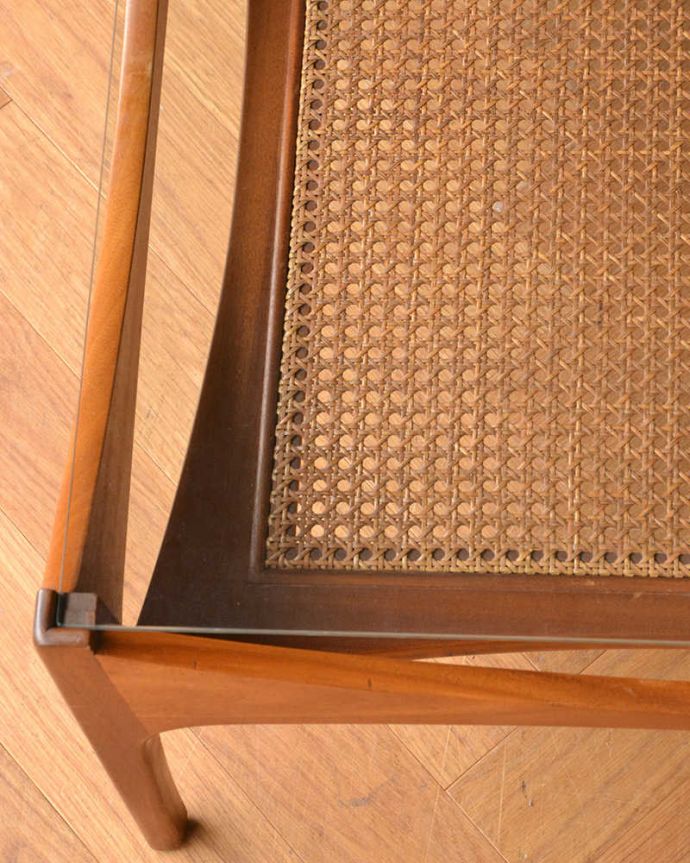 アンティークのテーブル　アンティーク家具　モダンなデザインのヴィンテージ家具、籐編みが付いたガラス天板のコーヒーテーブル。ガラス天板は、留め具でしっかりと固定されています。(x-969-f)