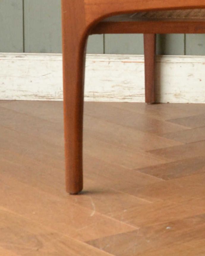 アンティークのテーブル　アンティーク家具　モダンなデザインのヴィンテージ家具、籐編みが付いたガラス天板のコーヒーテーブル。細い脚先が繊細でステキ。(x-969-f)