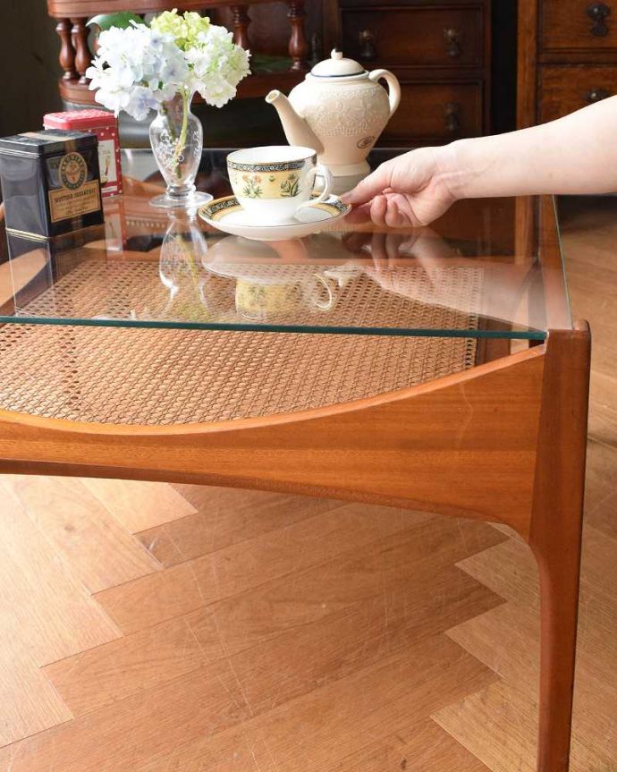 アンティークのテーブル　アンティーク家具　モダンなデザインのヴィンテージ家具、籐編みが付いたガラス天板のコーヒーテーブル。お手入れラクラク！ガラスの天板こぼしてもさっと拭き取れるのがガラスの天板の魅力。(x-969-f)