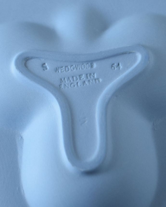 アンティーク 陶磁器の雑貨　アンティーク雑貨　ウェッジウッド　裏側には品質の証ひっくり返して見ると、ウェッジウッドのマークを見つけることが出来ます。(x-969-z)