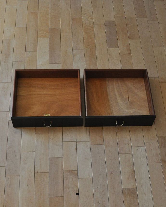G-PLAN(Gプラン)　アンティーク家具　ビンテージの北欧家具、カッコイイG-planのデスク（Tola＆Black）。引き出しは２杯あります。(x-972-f)