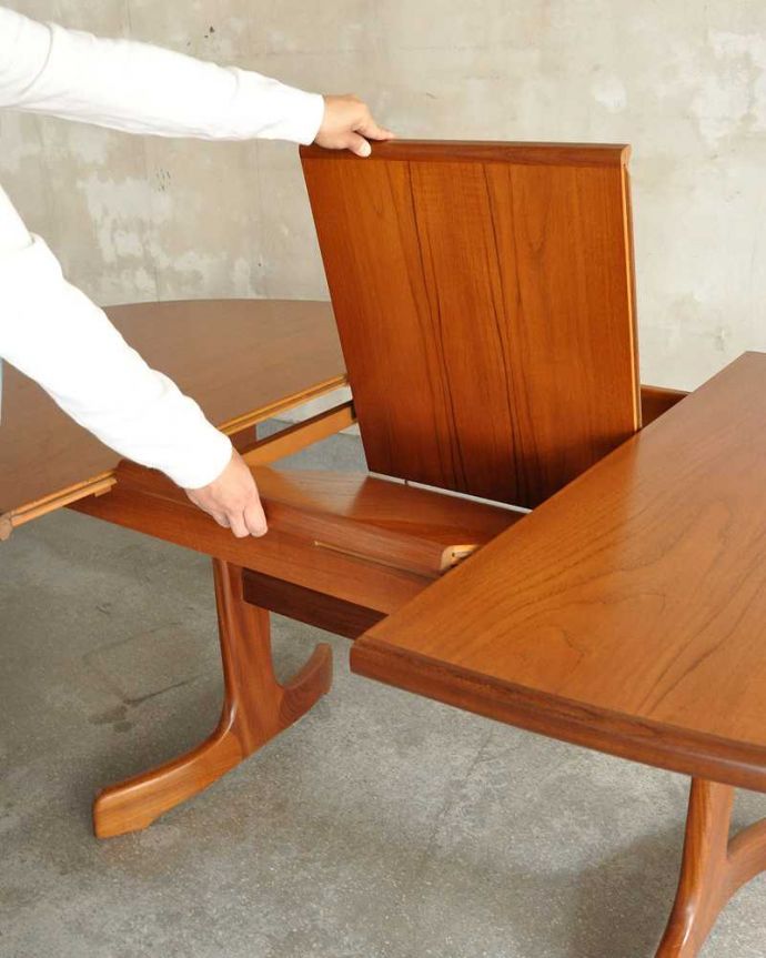 G-PLAN(Gプラン)　アンティーク家具　脚がお洒落な伸張式のダイニングテーブル、G-PLANのヴィンテージ家具。中にたたまれている天板を引き出すだけです。(x-973-f)