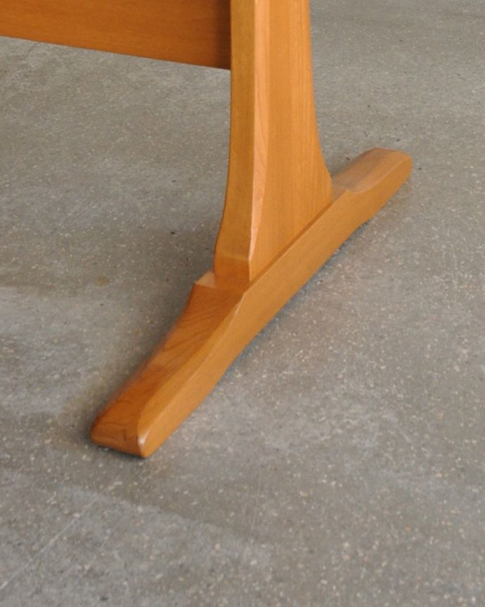 アーコールの家具　アンティーク家具　Ｔ字脚がオシャレなヴィンテージ家具、アーコール社のダイニングテーブル。しっかりテーブルを支えます。(x-974-f)