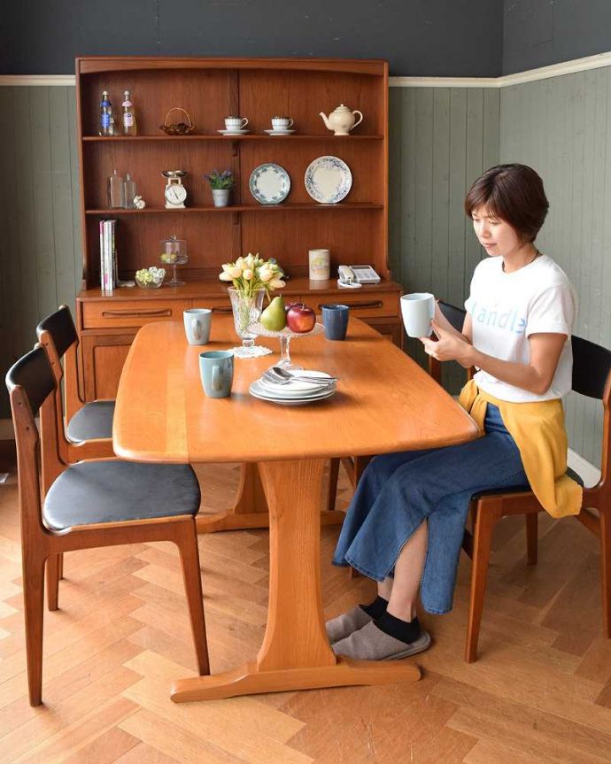 アーコールの家具　アンティーク家具　Ｔ字脚がオシャレなヴィンテージ家具、アーコール社のダイニングテーブル。脚のデザインがかっこいいダイニングテーブル。(x-974-f)