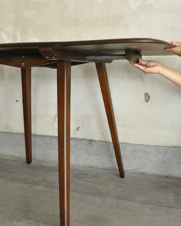 アーコールの家具　アンティーク家具　使い方に合わせて大きさが変えられる便利なアーコール(ERCOL)のドロップリーフテーブル 。脚を引っ張り出すだけなので、組み立ても簡単！女性の力で大丈夫です。(x-975-f)