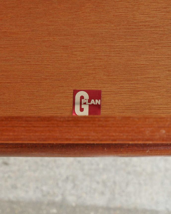 G-PLAN(Gプラン)　アンティーク家具　チーク材のカッコいいヴィンテージ家具、G-PLANのワイドチェスト（サイドボード） 。「G-PLAN」のロゴステッカーがついています。(x-985-f)