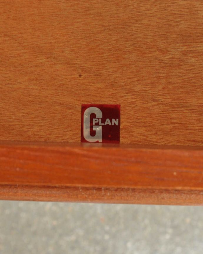 G-PLAN(Gプラン)　アンティーク家具　コンパクトなヴィンテージ家具、G-PLANの3段チェスト（チーク材）。「G-PLAN」のロゴステッカーがついています。(x-988-f)