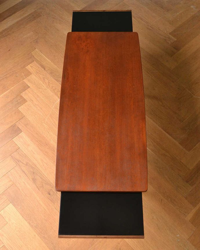 アンティークのテーブル　アンティーク家具　北欧系ヴィンテージのアンティーク家具、シンプルな伸張式のコーヒーテーブル。上から見るとこんな感じ。(x-990-f)