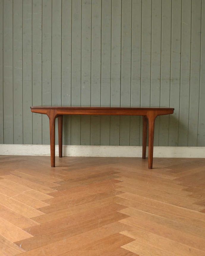 アンティークのテーブル　アンティーク家具　北欧系ヴィンテージのアンティーク家具、シンプルな伸張式のコーヒーテーブル。サイドはこんなにスッキリ！横から見るとこんな感じ。(x-990-f)