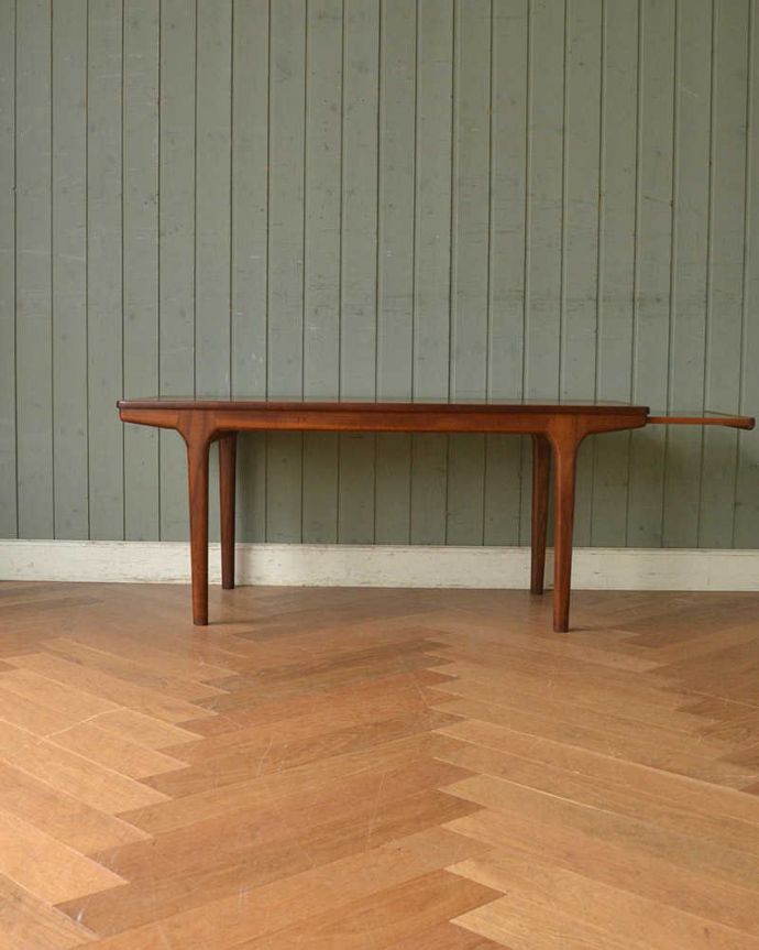 アンティークのテーブル　アンティーク家具　北欧系ヴィンテージのアンティーク家具、シンプルな伸張式のコーヒーテーブル。ゆったりと使えます。(x-990-f)