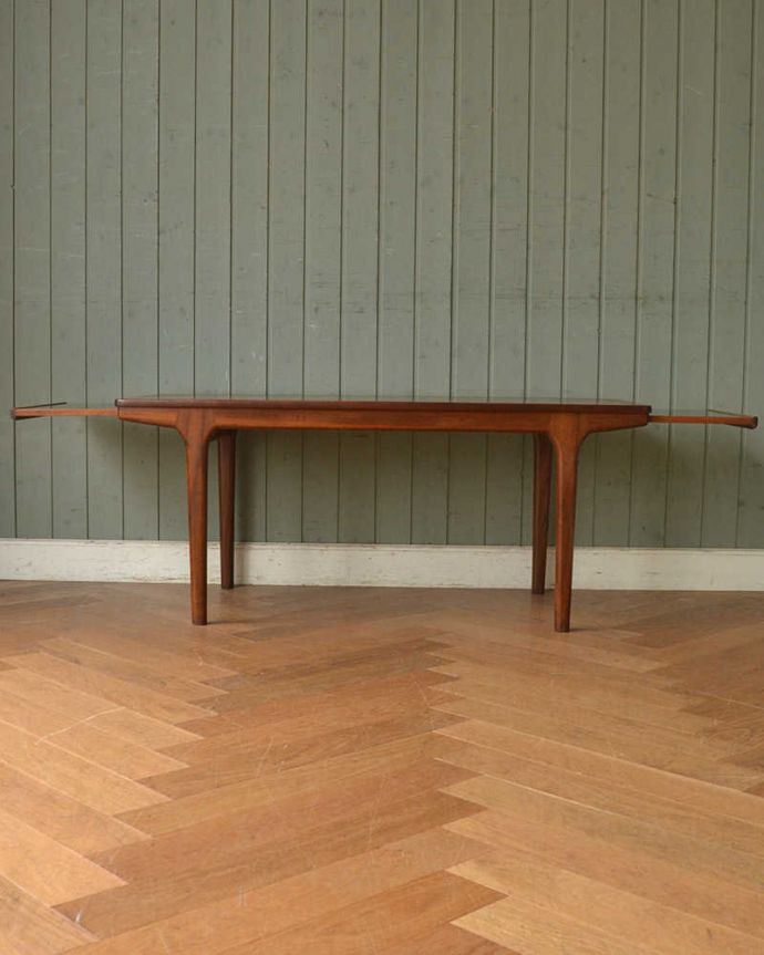 アンティークのテーブル　アンティーク家具　北欧系ヴィンテージのアンティーク家具、シンプルな伸張式のコーヒーテーブル。両方開くとこんなに大きくなります。(x-990-f)