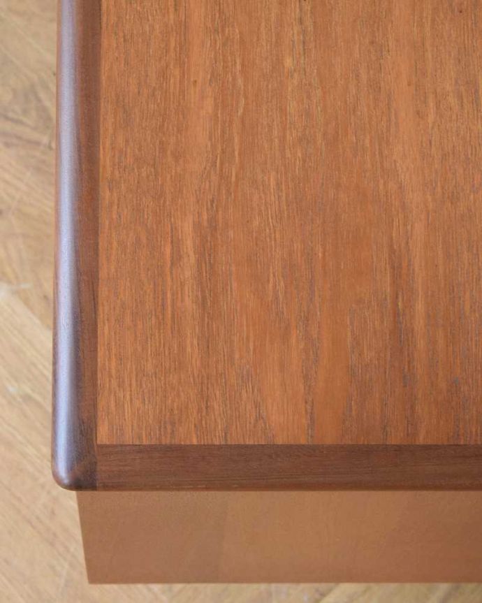 アンティークのドレッサー　アンティーク家具　チーク材のヴィンテージ家具、北欧テイストのコンパクトなサイズの引き出し付きドレッサー 。木目の表情がよく出ています。(x-992-f)