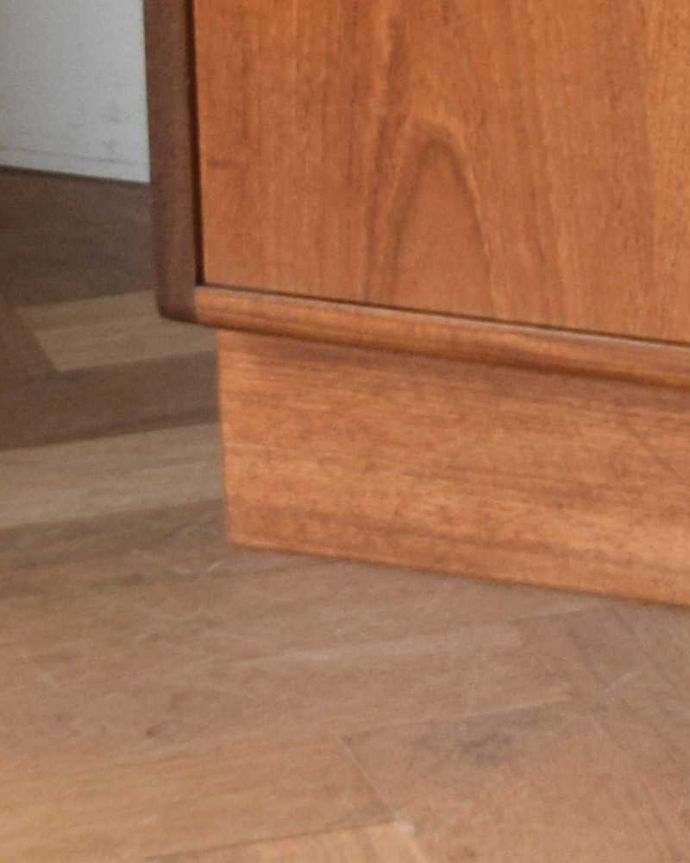 G-PLAN(Gプラン)　アンティーク家具　Gプランのフレスコシリーズ、テレビ台に最適なヴィンテージサイドボード。脚は床に付いたデザインです。(x-994-f)