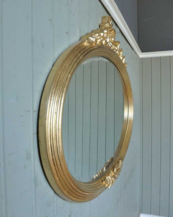 ミラー・時計　インテリア雑貨　アンティーク調のオーバル形ミラー（ゴールド/壁掛けタイプ）。アンティークのミラーは重みがあります。(y-016-z)