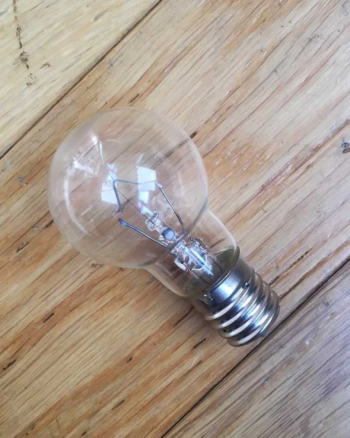 シャンデリア　照明・ライティング　アンティーク風のシェード付きシャンデリア(3灯)（Ｅ17電球付）。電球付きなので届いてすぐに使えます電球（Ｅ17口金40W）を一緒にお届けするので、すぐに使えます。(cr-522)