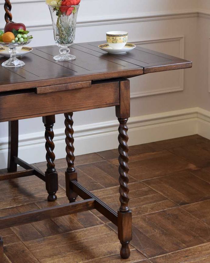 アンティーク調のおしゃれな伸長式テーブル、ツイスト足が美しい 
