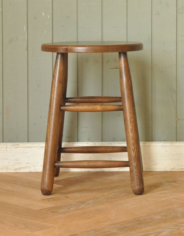 アンティーク風の椅子　アンティーク風　アンティーク風 スツール。座っても飾っても使える可愛いスツールはいつでも人気です。(y-104-c)