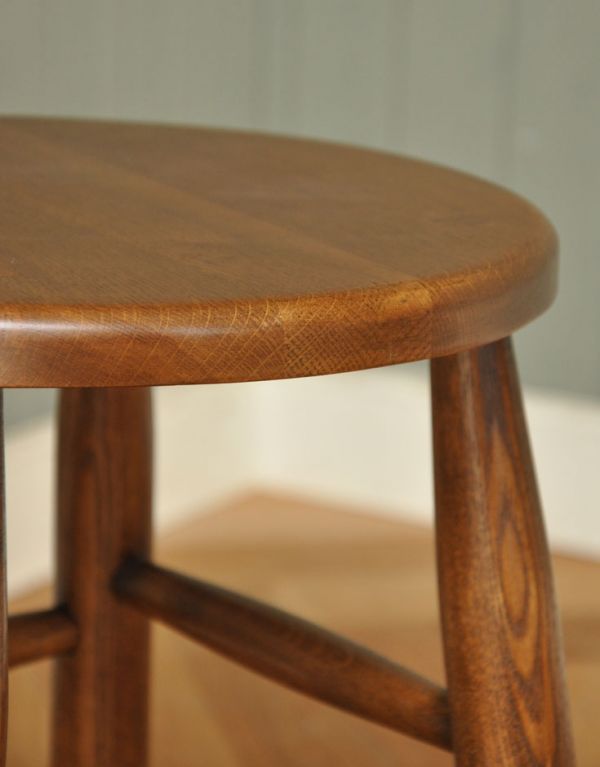 アンティーク風の椅子　アンティーク風　アンティーク風 スツール。キレイなオーク材の座面です。(y-104-c)