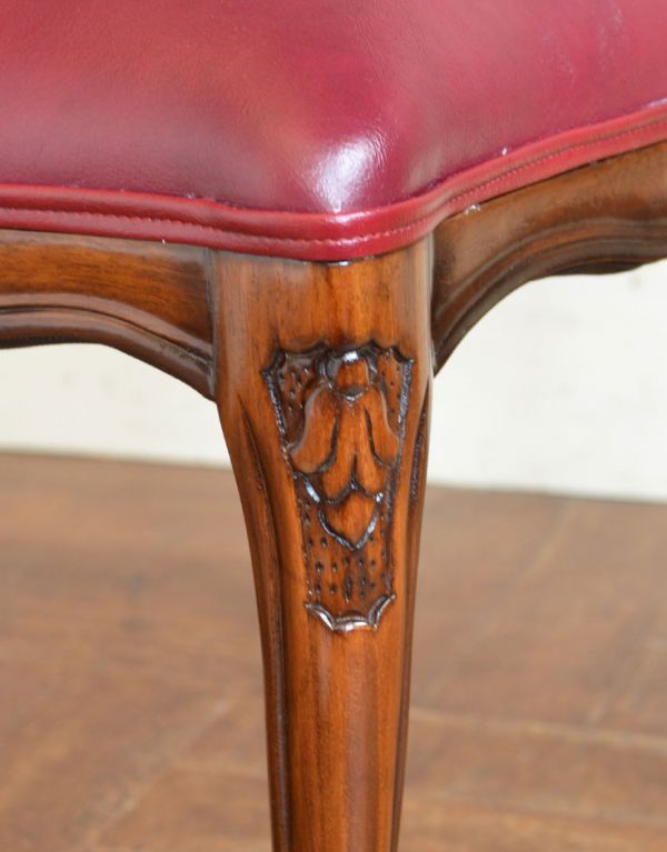 アンティーク風の椅子　アンティーク風　アンティーク風スツール。足の付け根の部分にも美しい彫りがあります。(y-105-c)