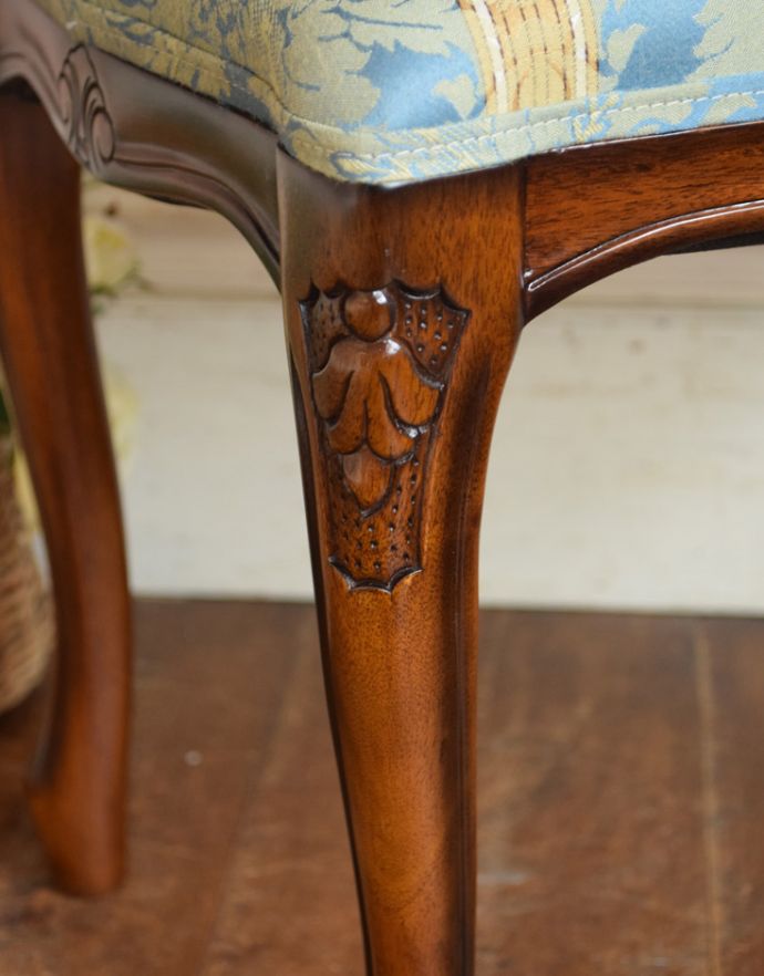 アンティーク風の椅子　アンティーク風　アンティーク風スツール。足の付け根の部分にも美しい彫りがあります。(y-107-c)