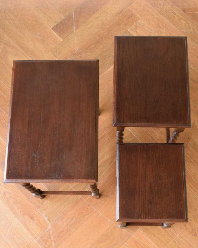 アンティーク風の家具　アンティーク風　アンティーク風のネストテーブル（テーブル３台セット）。3つを並べて上から見てみましょう大中小3つを並べてみると、こんな感じです。(y-107-f)