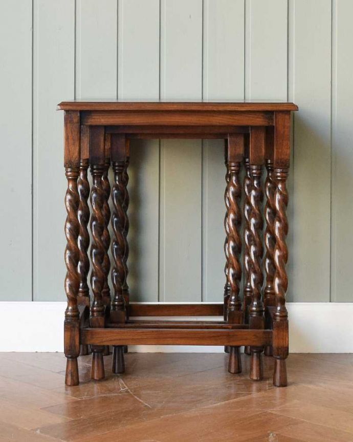 アンティーク風の家具　アンティーク風　アンティーク風のネストテーブル（テーブル３台セット）。横から見てみると･･･お揃いの脚が3つがキレイに重なって、とっても美しい横顔。(y-107-f)
