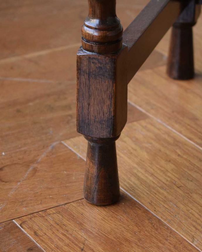 アンティーク風の家具　アンティーク風　アンティーク風のネストテーブル（テーブル３台セット）。持ち上げなくても移動できます！Handleの家具は、脚の裏にフェルトキーパーをお付けしていますので、床を滑らせてれば移動が簡単です。(y-107-f)
