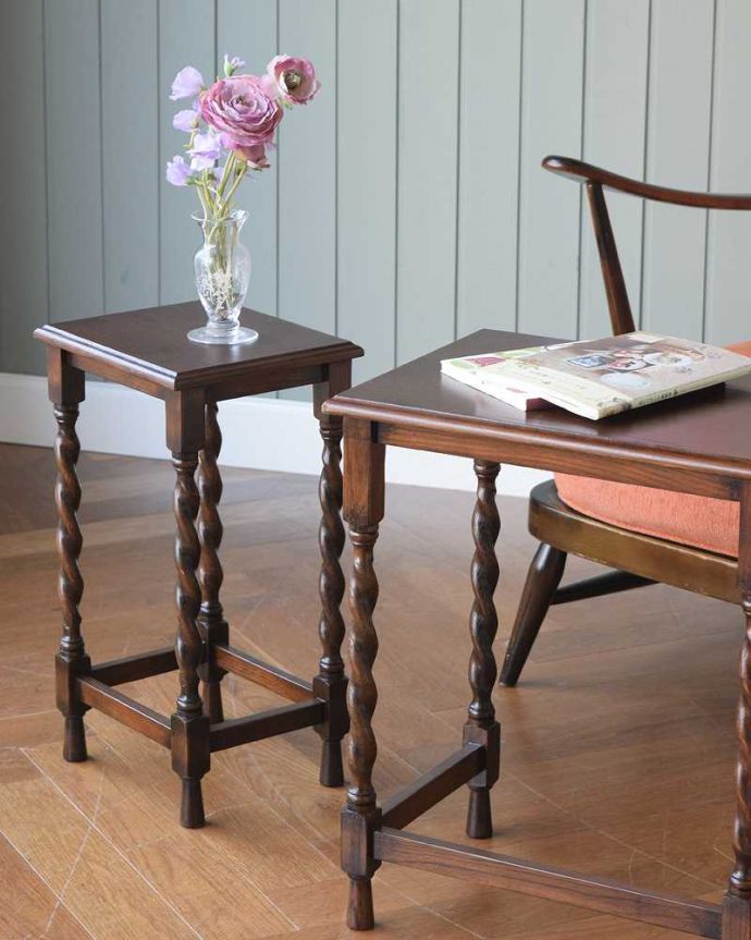 アンティーク風の家具　アンティーク風　アンティーク風のネストテーブル（テーブル３台セット）。一緒でも、バラバラでも使い方は自由自在のアイテム。(y-107-f)