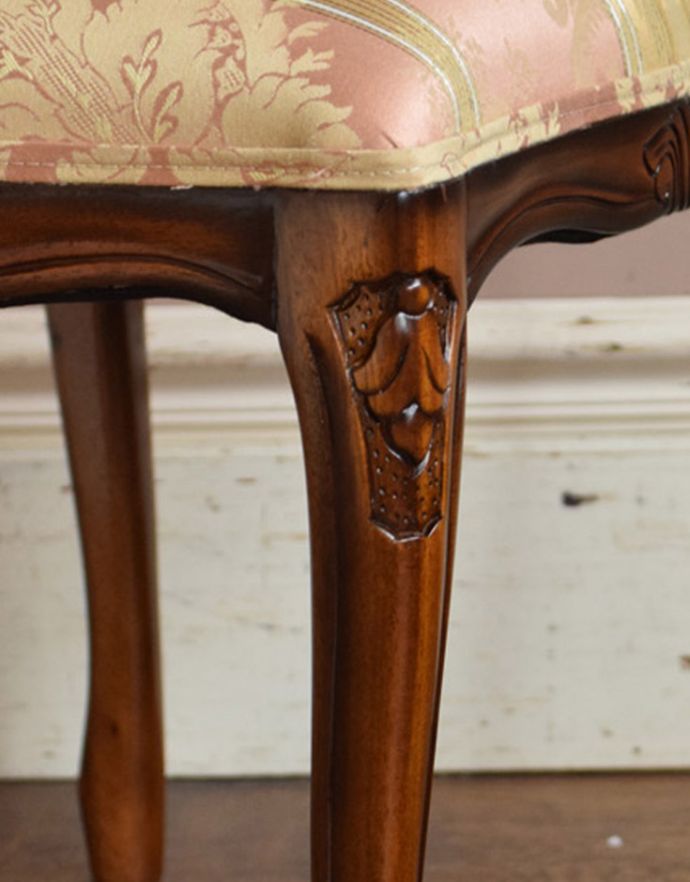 アンティーク風の椅子　アンティーク風　アンティーク風スツール。足の付け根の部分にも美しい彫りがあります。(y-108-c)