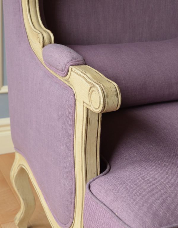 アンティーク風の椅子　アンティーク風　アンティーク風のルイウィングアームチェア。アームの部分にも布が張ってあります。(y-112-c)