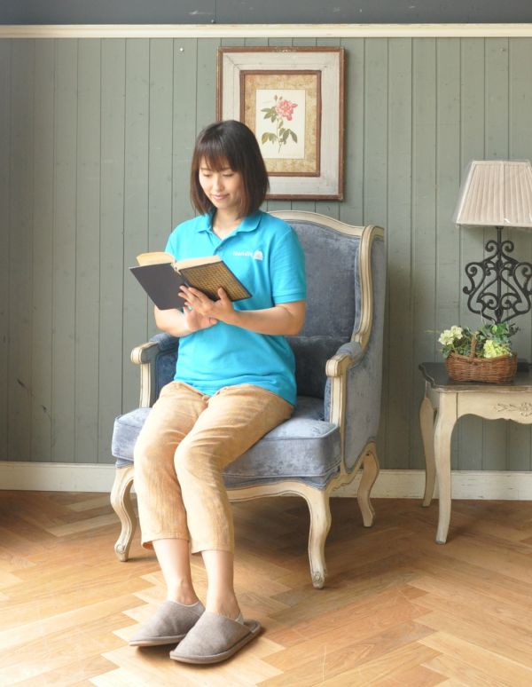 アンティーク風の椅子　アンティーク風　アンティーク風のフレンチ家具、ブルーの張り地が素敵なウィングアームチェア。ふかふかで長い時間座っても疲れません。(y-113-c)