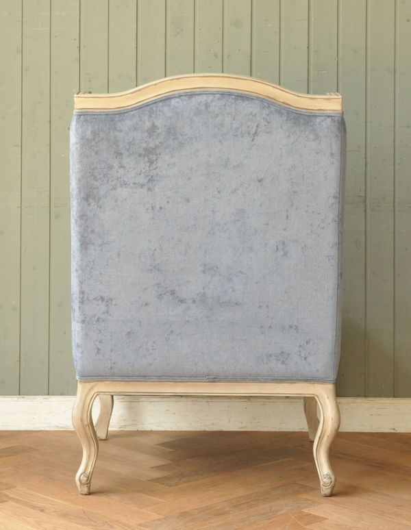 アンティーク風の椅子　アンティーク風　アンティーク風のフレンチ家具、ブルーの張り地が素敵なウィングアームチェア。流行を追わずに長く使えるデザイン。(y-113-c)