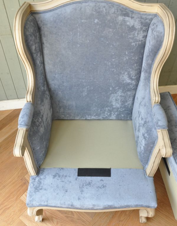 アンティーク風の椅子　アンティーク風　アンティーク風のフレンチ家具、ブルーの張り地が素敵なウィングアームチェア。座クッションが簡単に外せるので、お掃除しやすく清潔に保てます。(y-113-c)