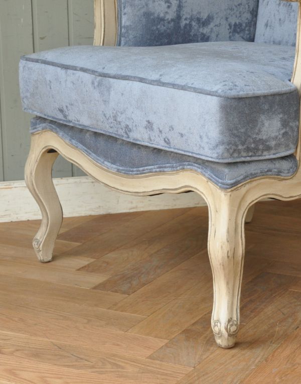 アンティーク風の椅子　アンティーク風　アンティーク風のフレンチ家具、ブルーの張り地が素敵なウィングアームチェア。安定感のある脚です。(y-113-c)